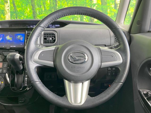 �C���e���A�ɍ��킹���f�U�C���̃X�e�A�����O�́A�^�]�������̂��Ƃ��l���A�^�]���₷���`��A�傫���ł��B�����x�A���ۂɐG���Ă��m���߂��������B