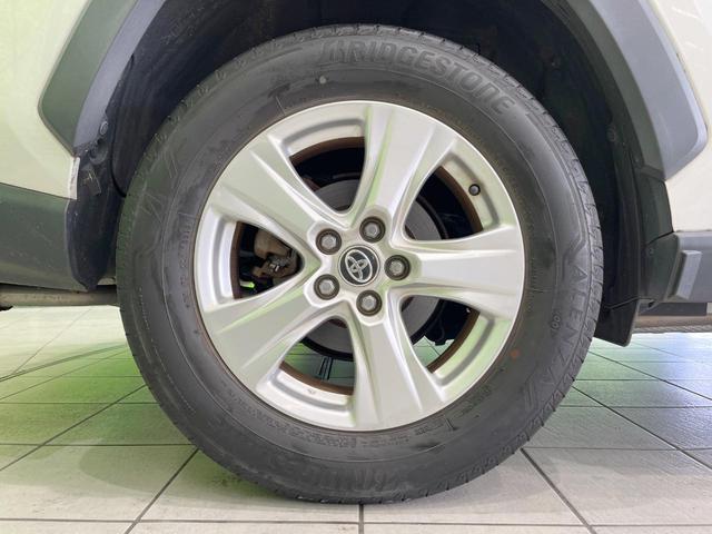ＲＡＶ４ ハイブリッドＸ　バックカメラ　衝突被害軽減システム　レーダークルーズ　禁煙車　ハーフレザーシート　コーナーセンサー　スマートキー　ＬＥＤヘッド　ビルトインＥＴＣ　純正１７インチアルミ　オートハイビーム　車線逸脱警報（27枚目）