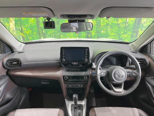 ヤリスクロス ハイブリッドＺ　フルエアロ　全周囲カメラ　１００Ｖ電源　レーダークルーズ　禁煙車　電動リアゲート　ハーフレザーシート　パワーシート　ドラレコ　コーナーセンサー　スマートキー　ＬＥＤヘッド　ビルトインＥＴＣ（2枚目）