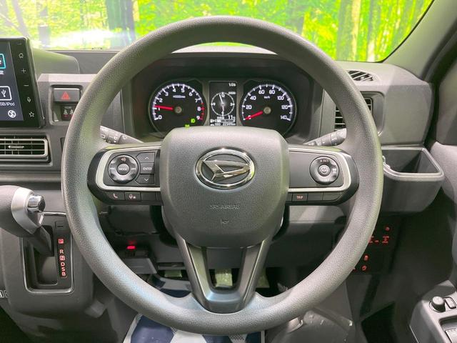 �C���e���A�ɍ��킹���f�U�C���̃X�e�A�����O�́A�^�]�������̂��Ƃ��l���A�^�]���₷���`��A�傫���ł��B�����x�A���ۂɐG���Ă��m���߂��������B