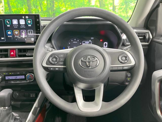 �C���e���A�ɍ��킹���f�U�C���̃X�e�A�����O�́A�^�]�������̂��Ƃ��l���A�^�]���₷���`��A�傫���ł��B�����x�A���ۂɐG���Ă��m���߂��������B