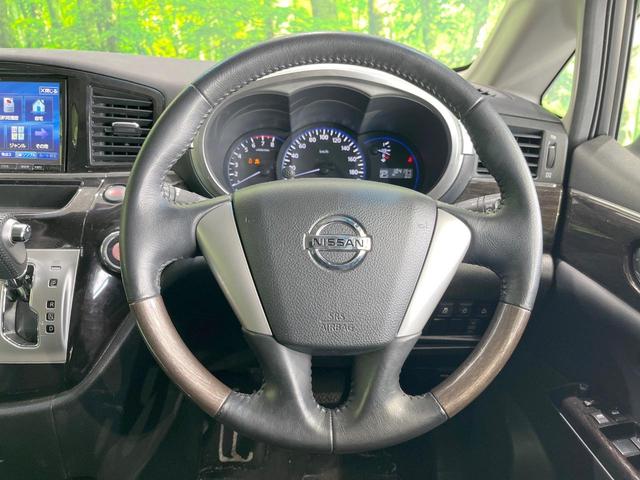 �C���e���A�ɍ��킹���f�U�C���̃X�e�A�����O�́A�^�]�������̂��Ƃ��l���A�^�]���₷���`��A�傫���ł��B�����x�A���ۂɐG���Ă��m���߂��������B