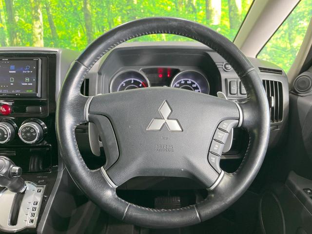 �C���e���A�ɍ��킹���f�U�C���̃X�e�A�����O�́A�^�]�������̂��Ƃ��l���A�^�]���₷���`��A�傫���ł��B�����x�A���ۂɐG���Ă��m���߂��������B