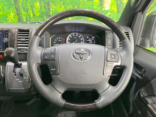 �C���e���A�ɍ��킹���f�U�C���̃X�e�A�����O�́A�^�]�������̂��Ƃ��l���A�^�]���₷���`��A�傫���ł��B�����x�A���ۂɐG���Ă��m���߂��������B