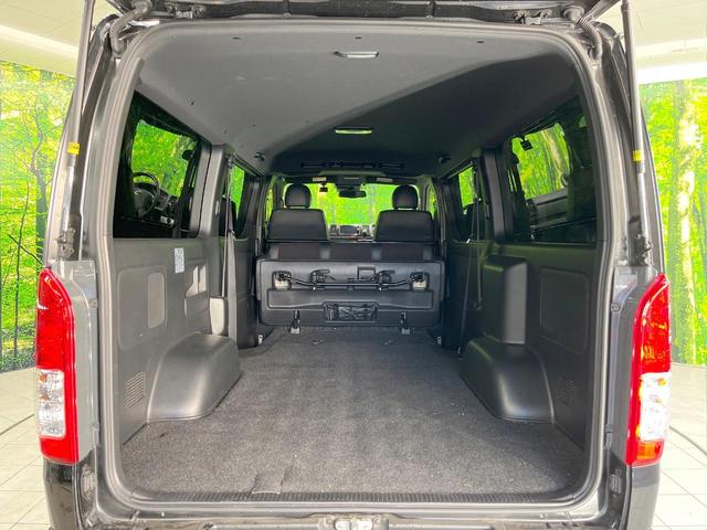 ���i�̂���������ʋ΁A���}���ɏ\���ȉ׎��X�y�[�X���m�ۂ��Ă���܂��B�Z�J���h�V�[�g��|���ƁA�傫�ȉו��̐ύڂ��\�ł���