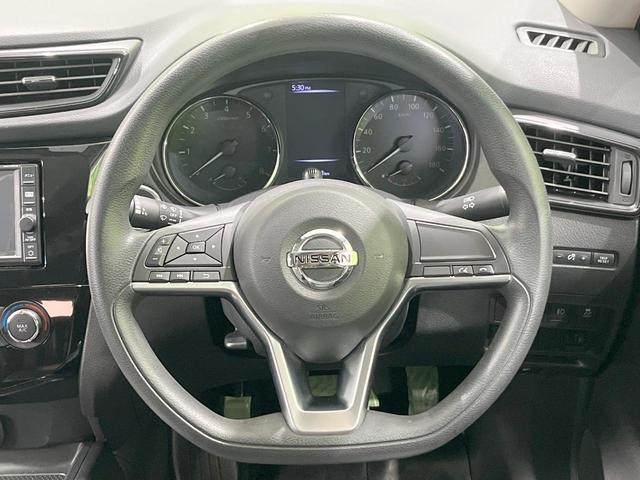 �C���e���A�ɍ��킹���f�U�C���̃X�e�A�����O�́A�^�]�������̂��Ƃ��l���A�^�]���₷���`��A�傫���ł��B�����x�A���ۂɐG���Ă��m���߂��������B