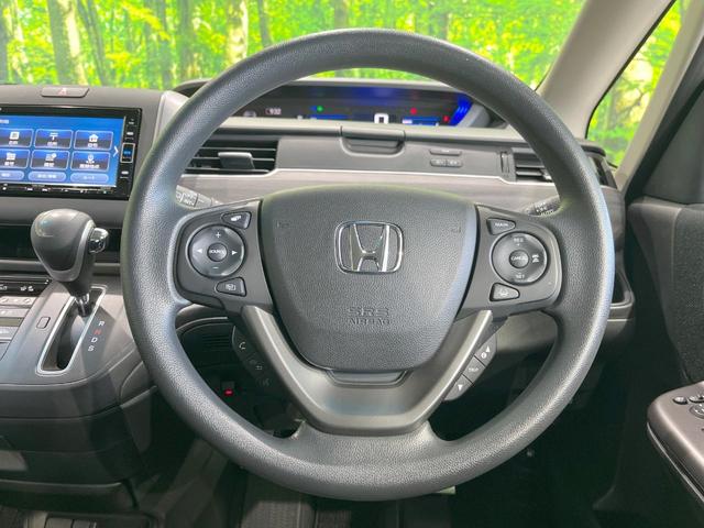 �C���e���A�ɍ��킹���f�U�C���̃X�e�A�����O�́A�^�]�������̂��Ƃ��l���A�^�]���₷���`��A�傫���ł��B�����x�A���ۂɐG���Ă��m���߂��������B