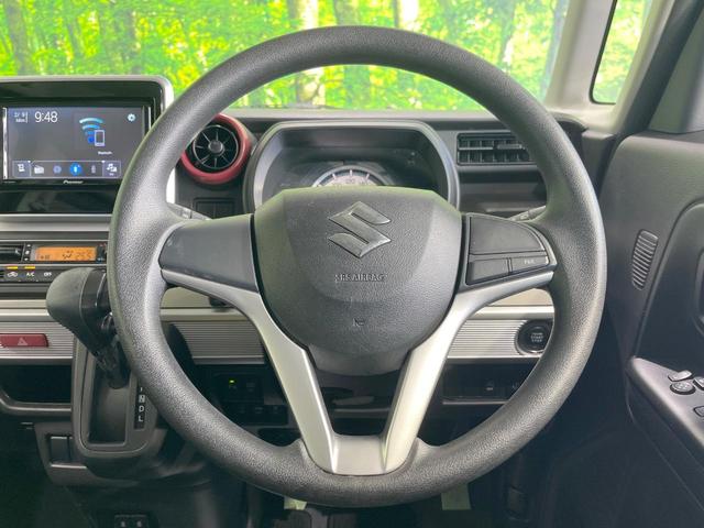 �C���e���A�ɍ��킹���f�U�C���̃X�e�A�����O�́A�^�]�������̂��Ƃ��l���A�^�]���₷���`��A�傫���ł��B�����x�A���ۂɐG���Ă��m���߂��������B