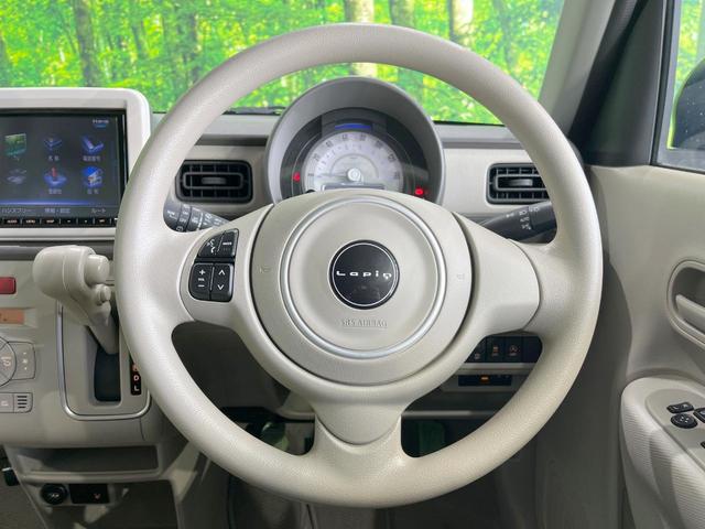 �C���e���A�ɍ��킹���f�U�C���̃X�e�A�����O�́A�^�]�������̂��Ƃ��l���A�^�]���₷���`��A�傫���ł��B�����x�A���ۂɐG���Ă��m���߂��������B