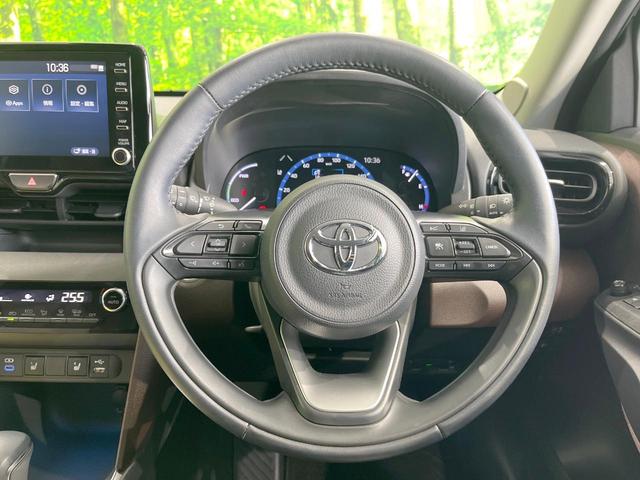 �C���e���A�ɍ��킹���f�U�C���̃X�e�A�����O�́A�^�]�������̂��Ƃ��l���A�^�]���₷���`��A�傫���ł��B�����x�A���ۂɐG���Ă��m���߂��������B