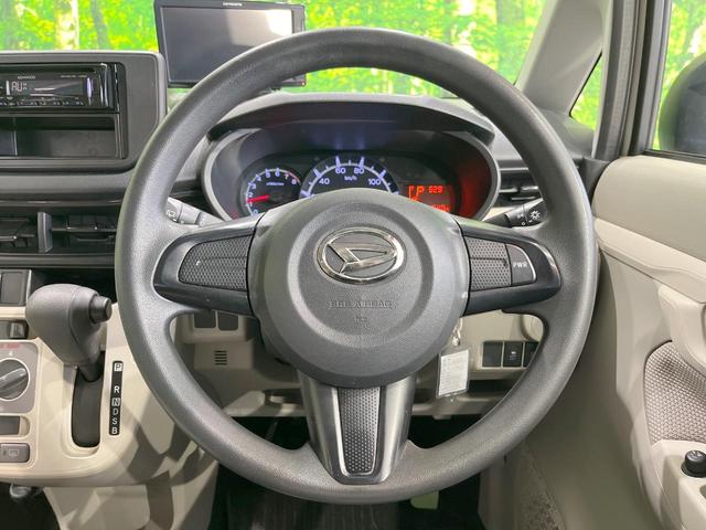 �C���e���A�ɍ��킹���f�U�C���̃X�e�A�����O�́A�^�]�������̂��Ƃ��l���A�^�]���₷���`��A�傫���ł��B�����x�A���ۂɐG���Ă��m���߂��������B