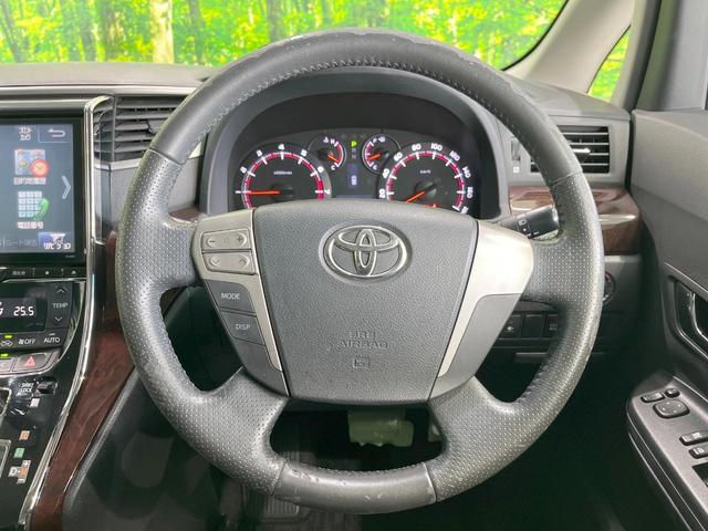 �C���e���A�ɍ��킹���f�U�C���̃X�e�A�����O�́A�^�]�������̂��Ƃ��l���A�^�]���₷���`��A�傫���ł��B�����x�A���ۂɐG���Ă��m���߂��������B