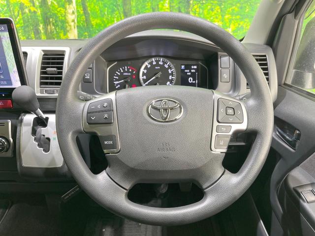 �C���e���A�ɍ��킹���f�U�C���̃X�e�A�����O�́A�^�]�������̂��Ƃ��l���A�^�]���₷���`��A�傫���ł��B�����x�A���ۂɐG���Ă��m���߂��������B