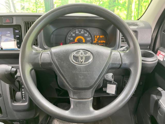 �C���e���A�ɍ��킹���f�U�C���̃X�e�A�����O�́A�^�]�������̂��Ƃ��l���A�^�]���₷���`��A�傫���ł��B�����x�A���ۂɐG���Ă��m���߂��������B