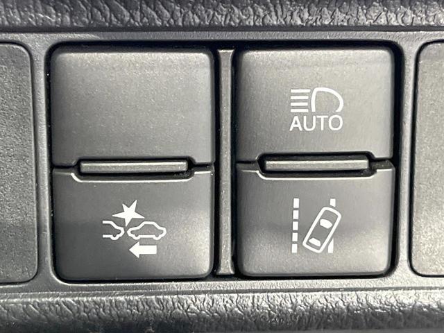 カローラフィールダー １．５Ｇ　ダブルバイビー　純正ＳＤナビ　バックカメラ　衝突被害軽減システム　禁煙車　ハーフレザーシート　スマートキー　ＬＥＤヘッド　純正１６インチアルミ　オートハイビーム　車線逸脱警報　オートライト　オートエアコン（6枚目）