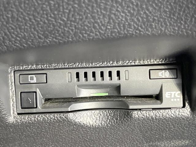 プリウス Ｓツーリングセレクション　純正ＳＤナビ　バックカメラ　衝突被害軽減システム　レーダークルーズ　禁煙車　シートヒーター　コーナーセンサー　スマートキー　ＬＥＤヘッド　ビルトインＥＴＣ　純正１７インチアルミ　オートハイビーム（7枚目）