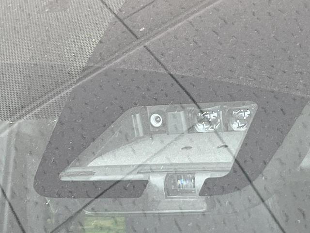 ヴォクシー ＺＳ　煌ＩＩ　両側電動ドア　ＳＤナビ　後席モニター　バックカメラ　衝突被害軽減システム　禁煙車　コーナーセンサー　スマートキー　ＬＥＤヘッド　ビルトインＥＴＣ　クルコン　純正１６インチアルミ　車線逸脱警報（7枚目）