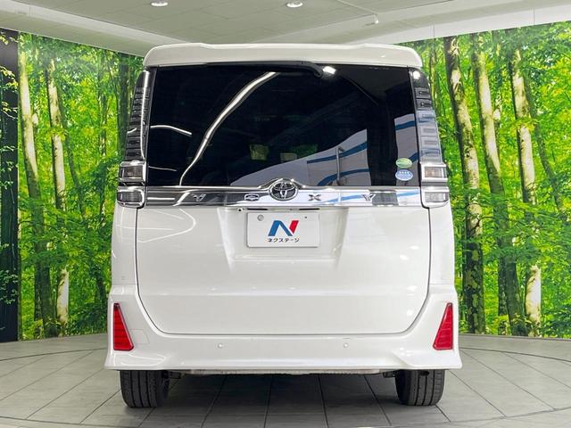 ヴォクシー ＺＳ　煌ＩＩ　両側電動ドア　ＳＤナビ　後席モニター　バックカメラ　衝突被害軽減システム　禁煙車　コーナーセンサー　スマートキー　ＬＥＤヘッド　ビルトインＥＴＣ　クルコン　純正１６インチアルミ　車線逸脱警報（16枚目）