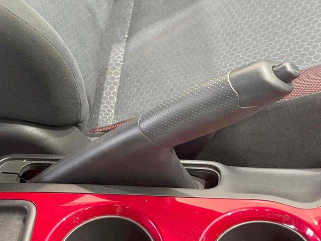 ジューク １５ＲＸ　バックカメラ　禁煙車　ビルトインＥＴＣ　オートライト　オートエアコン　ＣＤ　地デジ　キーレス　盗難防止装置　トラクションコントロール（47枚目）