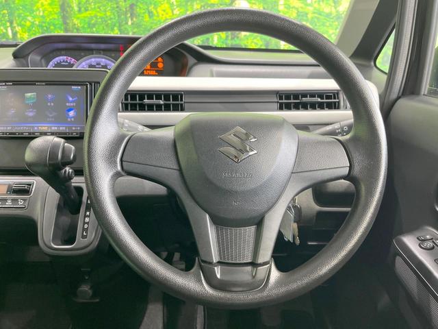 �C���e���A�ɍ��킹���f�U�C���̃X�e�A�����O�́A�^�]�������̂��Ƃ��l���A�^�]���₷���`��A�傫���ł��B�����x�A���ۂɐG���Ă��m���߂��������B