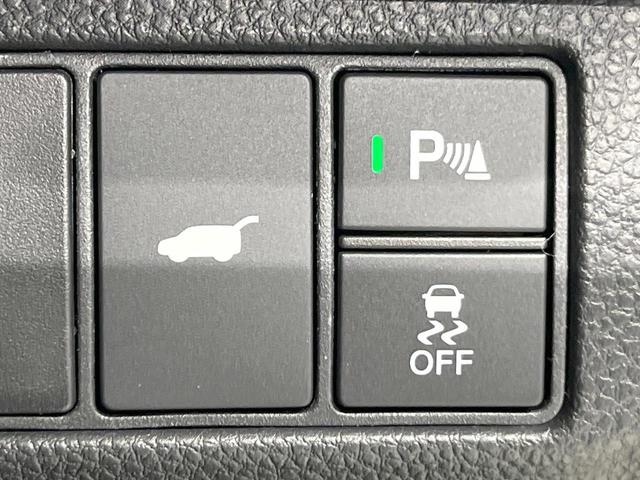 ヴェゼル ｅ：ＨＥＶ　ＲＳ　登録済未使用車　全周囲カメラ　衝突被害軽減システム　レーダークルーズ　ハーフレザーシート　コーナーセンサー　スマートキー　ＬＥＤヘッド　ＥＴＣ２．０　純正１８インチアルミ　オートハイビーム（7枚目）