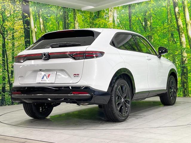 ヴェゼル ｅ：ＨＥＶ　ＲＳ　登録済未使用車　全周囲カメラ　衝突被害軽減システム　レーダークルーズ　ハーフレザーシート　コーナーセンサー　スマートキー　ＬＥＤヘッド　ＥＴＣ２．０　純正１８インチアルミ　オートハイビーム（17枚目）