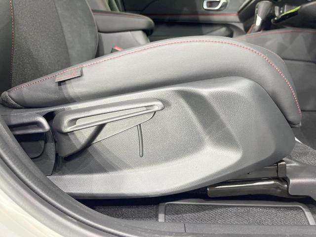 ヴェゼル ｅ：ＨＥＶ　ＲＳ　登録済未使用車　全周囲カメラ　衝突被害軽減システム　レーダークルーズ　ハーフレザーシート　コーナーセンサー　スマートキー　ＬＥＤヘッド　ＥＴＣ２．０　純正１８インチアルミ　オートハイビーム（50枚目）