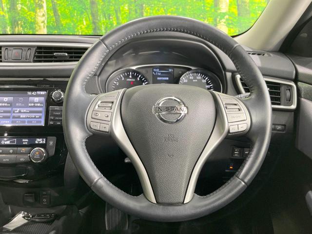 �C���e���A�ɍ��킹���f�U�C���̃X�e�A�����O�́A�^�]�������̂��Ƃ��l���A�^�]���₷���`��A�傫���ł��B�����x�A���ۂɐG���Ă��m���߂��������B