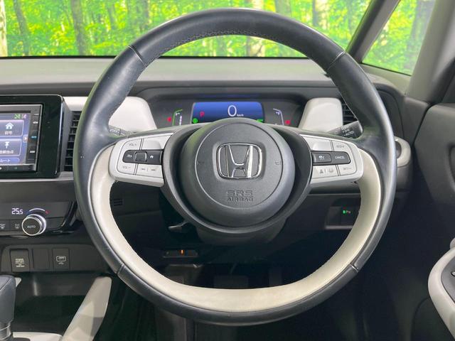 �C���e���A�ɍ��킹���f�U�C���̃X�e�A�����O�́A�^�]�������̂��Ƃ��l���A�^�]���₷���`��A�傫���ł��B�����x�A���ۂɐG���Ă��m���߂��������B