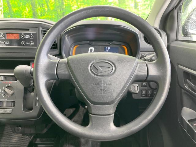 �C���e���A�ɍ��킹���f�U�C���̃X�e�A�����O�́A�^�]�������̂��Ƃ��l���A�^�]���₷���`��A�傫���ł��B�����x�A���ۂɐG���Ă��m���߂��������B