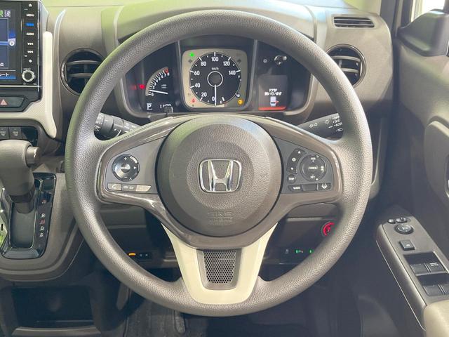 �C���e���A�ɍ��킹���f�U�C���̃X�e�A�����O�́A�^�]�������̂��Ƃ��l���A�^�]���₷���`��A�傫���ł��B�����x�A���ۂɐG���Ă��m���߂��������B