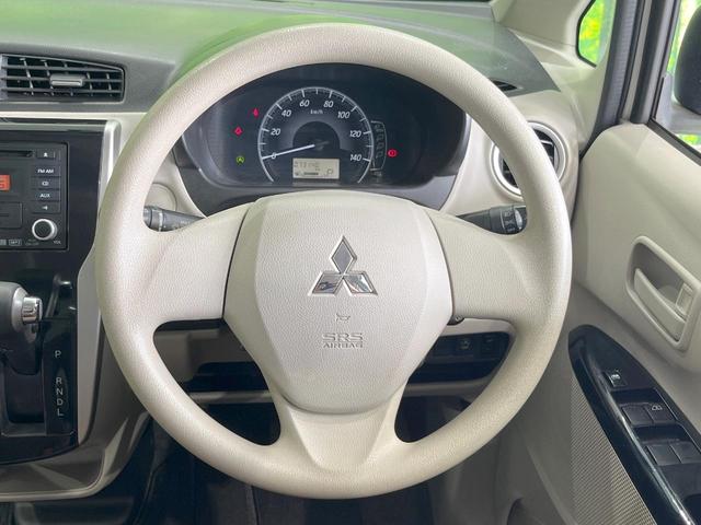 �C���e���A�ɍ��킹���f�U�C���̃X�e�A�����O�́A�^�]�������̂��Ƃ��l���A�^�]���₷���`��A�傫���ł��B�����x�A���ۂɐG���Ă��m���߂��������B