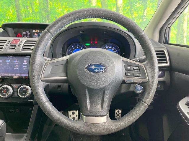 �C���e���A�ɍ��킹���f�U�C���̃X�e�A�����O�́A�^�]�������̂��Ƃ��l���A�^�]���₷���`��A�傫���ł��B�����x�A���ۂɐG���Ă��m���߂��������B