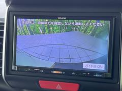 【バックカメラ】駐車時に後方がリアルタイム映像で確認できます。大型商業施設や立体駐車場での駐車時や、夜間のバック時に大活躍！運転スキルに関わらず、今や必須となった装備のひとつです！ 4