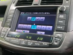 【オートエアコン】一度お好みの温度に設定すれば、車内の温度を検知し風量や温度を自動で調整。暑い…寒い…と何度もスイッチ操作をする必要はありません。快適な車内空間には必須の機能ですね♪ 6