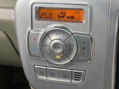 【オートエアコン】一度お好みの温度に設定すれば、車内の温度を検知し風量や温度を自動で調整。暑い…寒い…と何度もスイッチ操作をする必要はありません。快適な車内空間には必須の機能ですね♪ 7