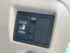 【パワースライドドア】スマートキーや運転席のスイッチでスライドドアの開閉が可能♪電動だから力を入れてドアを開ける必要が無く、小さいお子様でも、重い荷物を持っている時もラクに開け閉めできます♪ 5