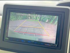【バックカメラ】駐車時に後方がリアルタイム映像で確認できます。大型商業施設や立体駐車場での駐車時や、夜間のバック時に大活躍！運転スキルに関わらず、今や必須となった装備のひとつです！ 6