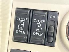 【両側パワースライドドア】スマートキーや運転席のスイッチで後席両側スライドドアの開閉が可能♪電動だから力を入れてドアを開ける必要が無く、小さなお子様でも簡単に開け閉めでき快適です♪ 5