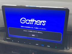 【純正ナビ】人気の純正ナビを装備しております。ナビの使いやすさはもちろん、オーディオ機能も充実！キャンプや旅行はもちろん、通勤や買い物など普段のドライブも楽しくなるはず♪ 3