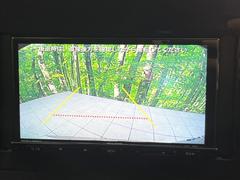 【バックカメラ】駐車時に後方がリアルタイム映像で確認できます。大型商業施設や立体駐車場での駐車時や、夜間のバック時に大活躍！運転スキルに関わらず、今や必須となった装備のひとつです！ 4