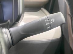 【オートライト】周りの明るさに応じて自動でヘッドライトの点灯・消灯ができる機能です！ライトの付け忘れ・消し忘れなどが無くなり、雨の日や夕方の走行も安心！トンネル通過時も便利ですね♪ 7