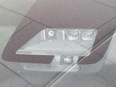【プリクラッシュセーフティ】前方の車両等を検知し、衝突しそうな時は警報で注意を促し、ブレーキを踏む力をサポート。ブレーキを踏めなかった場合は衝突被害軽減ブレーキが作動、衝突回避をサポートします。 5