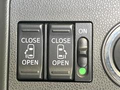 【両側パワースライドドア】スマートキーや運転席のスイッチで後席両側スライドドアの開閉が可能♪電動だから力を入れてドアを開ける必要が無く、小さなお子様でも簡単に開け閉めでき快適です♪ 6