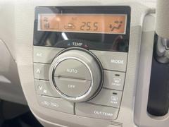 【オートエアコン】一度お好みの温度に設定すれば、車内の温度を検知し風量や温度を自動で調整。暑い…寒い…と何度もスイッチ操作をする必要はありません。快適な車内空間には必須の機能ですね♪ 5