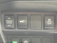 【パワーバックドア】スマートキーや運転席のボタンを押すだけでリアゲートが自動で開閉します！荷物を持っている時や、高い位置にあるバックドアを閉める際に便利な機能です♪ 7