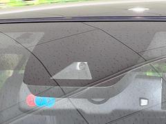 【プリクラッシュセーフティ】前方の車両等を検知し、衝突しそうな時は警報で注意を促し、ブレーキを踏む力をサポート。ブレーキを踏めなかった場合は衝突被害軽減ブレーキが作動、衝突回避をサポートします。 5