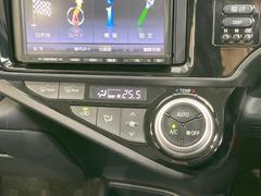 【オートエアコン】一度お好みの温度に設定すれば、車内の温度を検知し風量や温度を自動で調整。暑い…寒い…と何度もスイッチ操作をする必要はありません。快適な車内空間には必須の機能ですね♪ 4