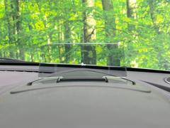 【ヘッドアップディスプレイ】現在の速度や走行情報をデジタル表示で運転席前方のガラスに投影！運転中、目線をずらさず必要な情報を確認できるのでとっても便利で安心！ 6