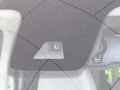 【エマージェンシーブレーキ】走行中に前方の車両等を認識し、衝突しそうな時は警報とブレーキで衝突回避と被害軽減をアシスト。より安全にドライブをお楽しみいただけます。 5